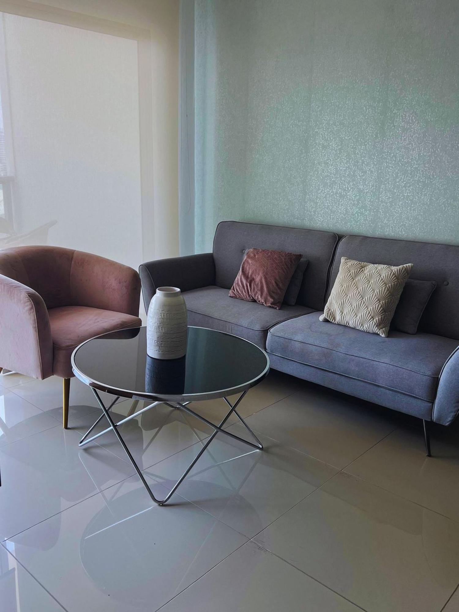 Apartment Chic Near It *